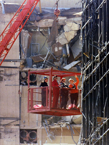 عمال يفحصون المبنى الفيدرالي بعد التفجير وسط مدينة أوكلاهوما سيتي 20 أبريل 1995.