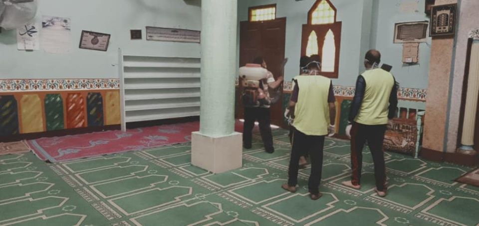 رش وتطهير مسجد نجع غنيم بمنشأة العمارى