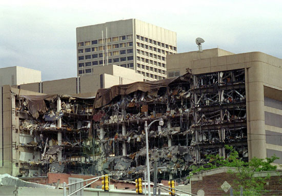 الجانب الشمالي من آثار التفجير تظهر جلية على المبنى الفيدرالي في وسط مدينة أوكلاهوما