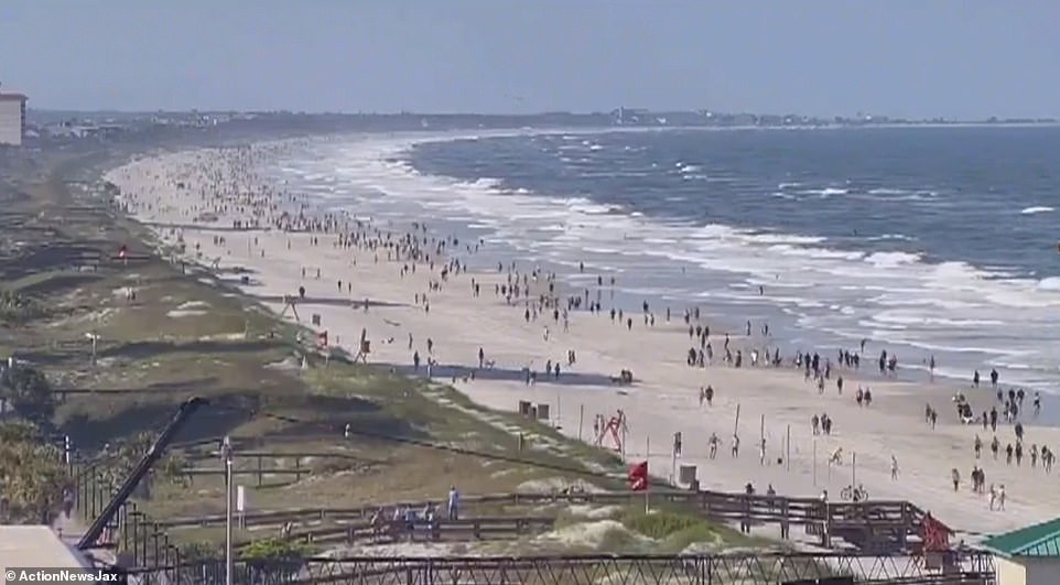  شاطىء فلوريدا يزدحم بالناس فى 30 دقيقة بعد إعادة فتحه (2)