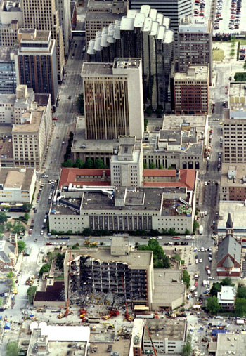 منظر جوي لمدينة أوكلاهوما سيتي يظهر مبنى ألفريد بي مورا الاتحادي بالولايات المتحدة 27 أبريل 1995