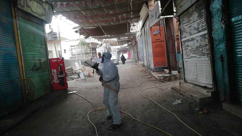 رش وتطهير شارع البازارات السياحية بإسنا