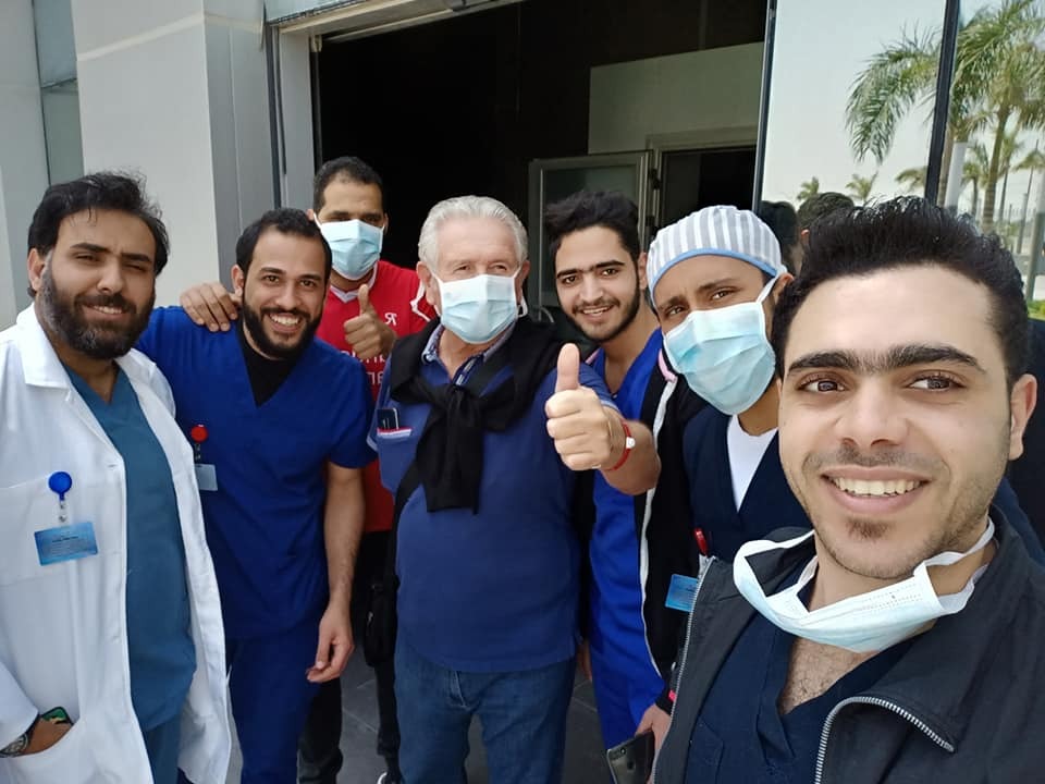 فرحة إيطالي بشفائه من كورونا في مستشفى أبو خليفة للحجر الصحى بالإسماعيلية (1)