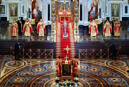 البطريرك كيريل  رئيس الكنيسة الأرثوذكسية الروسية ، يؤدي خدمة عيد الفصح في موسكو