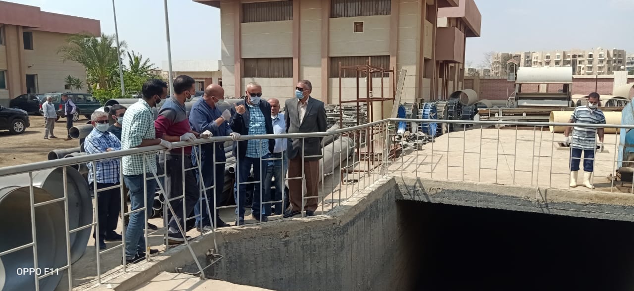 نائب رئيس هيئة المجتمعات يتفقد محطات الصرف بالقاهرة الجديدة  (1)