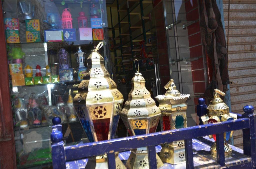 جانب من بيع فوانيس رمضان التراثية بالأقصر