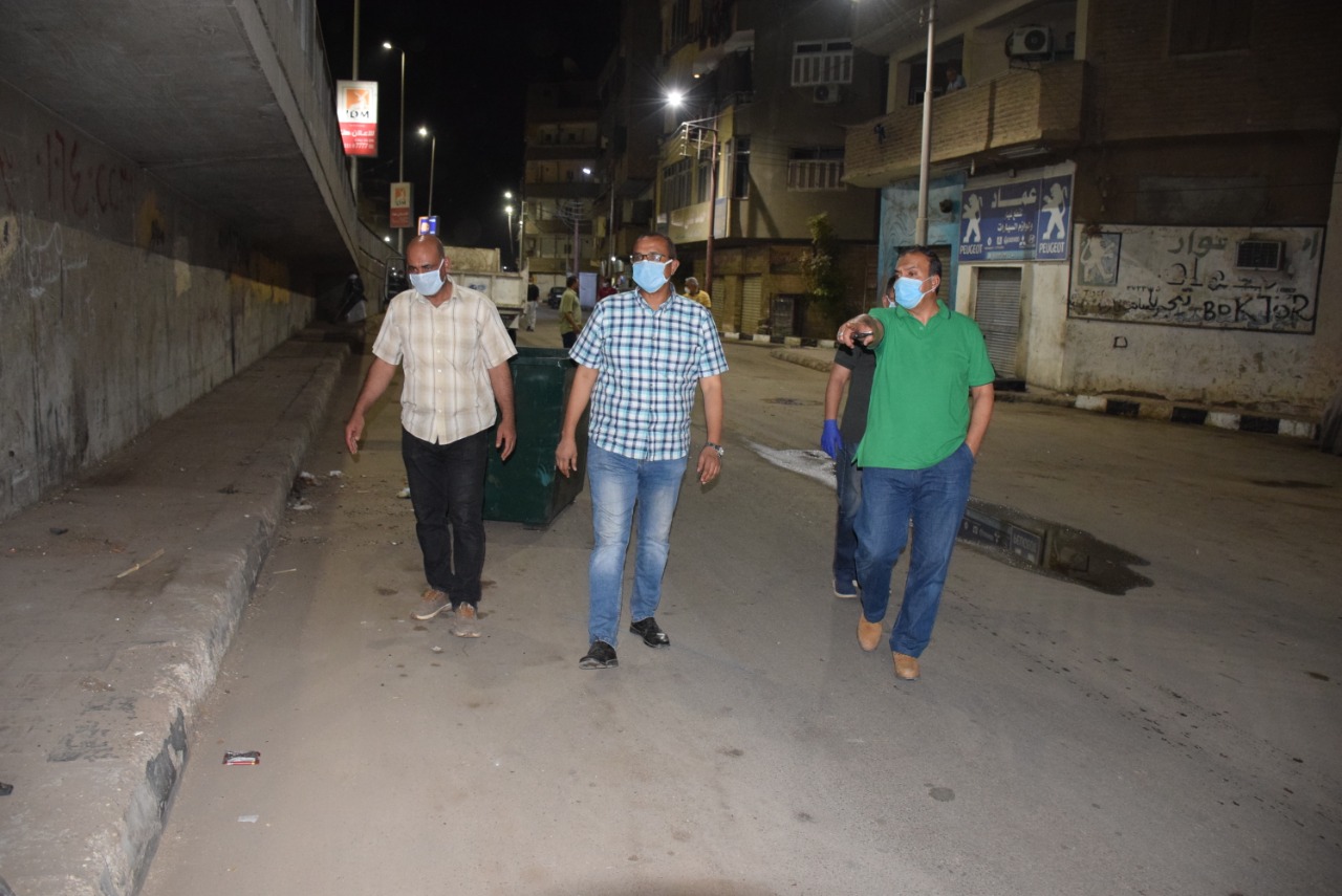 رجال المحافظة خلال تفقد حملات النظافة بالشوارع