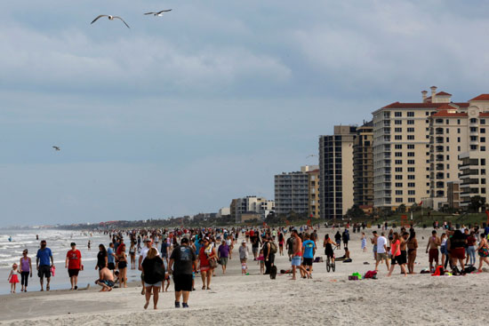 تجمع كبير من الأمريكيين بأحد شواطئ فلوريدا