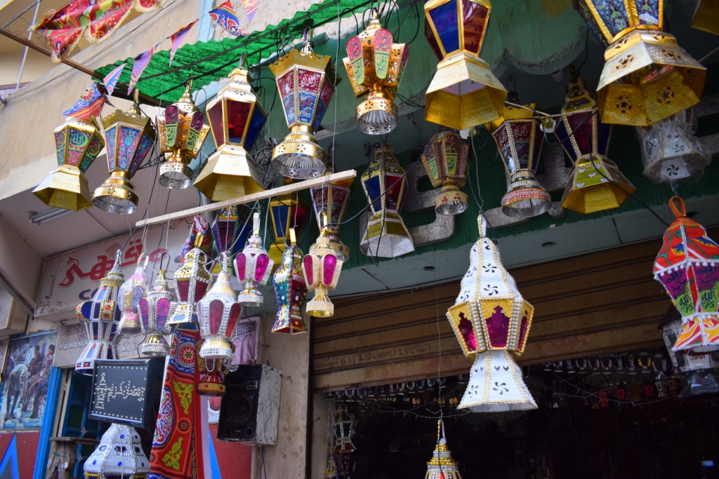 فانوس رمضان التراثى يعود لواجهة المحلات