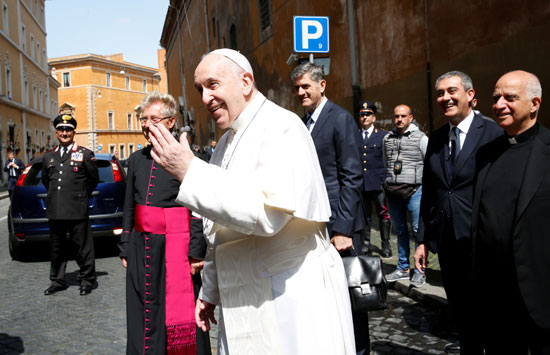 بابا الفاتيكان يغادر الكنيسة عقب إلقاء العظة