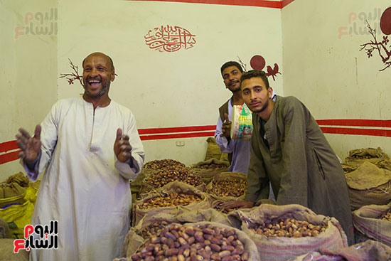 فرحة العاملين بسوق البلح مع اقتراب شهر رمضان