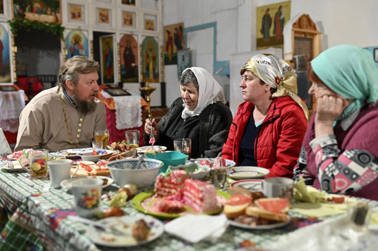 الأب نيكولاي يتناول  احتفالات عيد الفصح الأرثوذكسي في ايكاترينينسكوي في  روسيا (2)