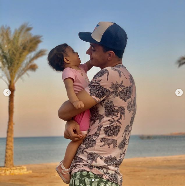 عمر السعيد يداعب ابنته