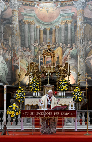 بابا الفاتيكان يلقى عظته بكنيسة الروح القدس
