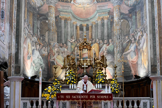 البابا فرانسيس يلقى العظة بكنيسة الروح القدس