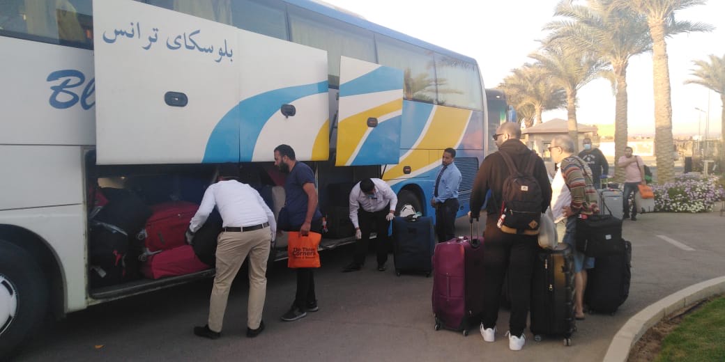 مغادرة المصريين العائدين من امريكا للحجر الصحى (2)