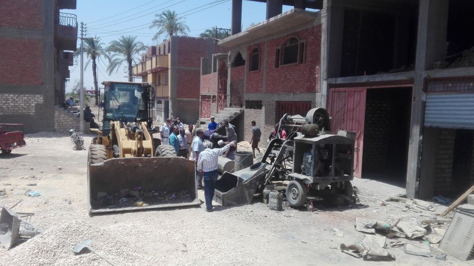 معدات مدينة إسنا خلال إزالة البناء المخالف للعقارين