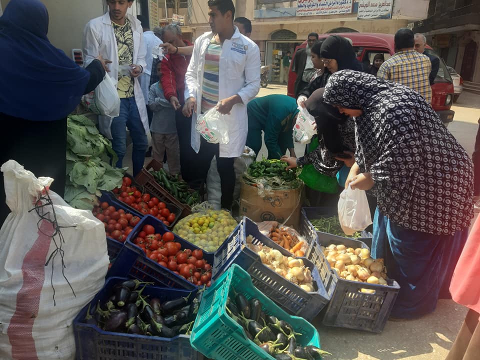 الواطنون يقبلون على منتجات وزارة الزراعة
