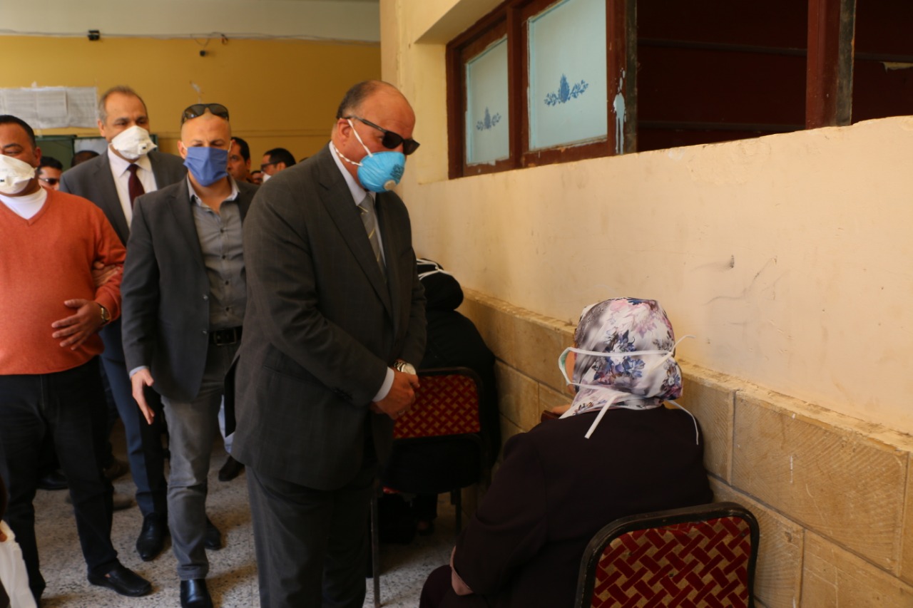 محافظ القاهرة يشرف على إجراءات صرف المعاشات بالمدارس (2)