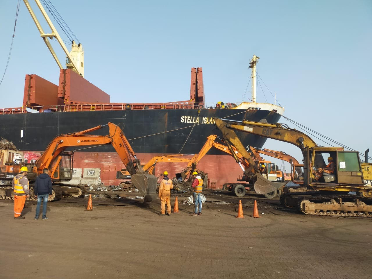 استمرار العمل على مدار 24 ساعة مع تطبيق إجراءات الوقاية ضد كورونا بميناء الإسكندرية (2)