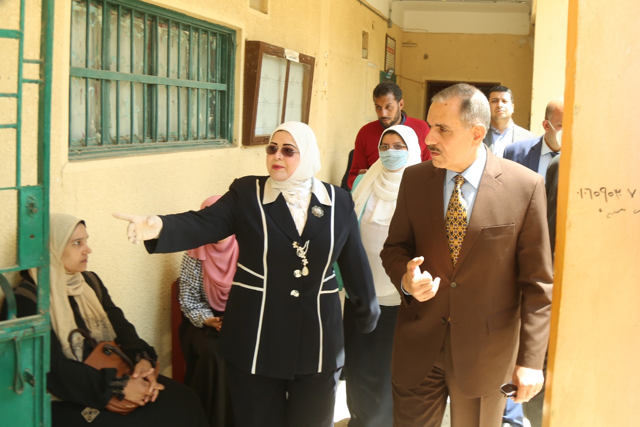 محافظ كفر الشيخ يتابع إجراءات توزيع شرائح التابلت (2)