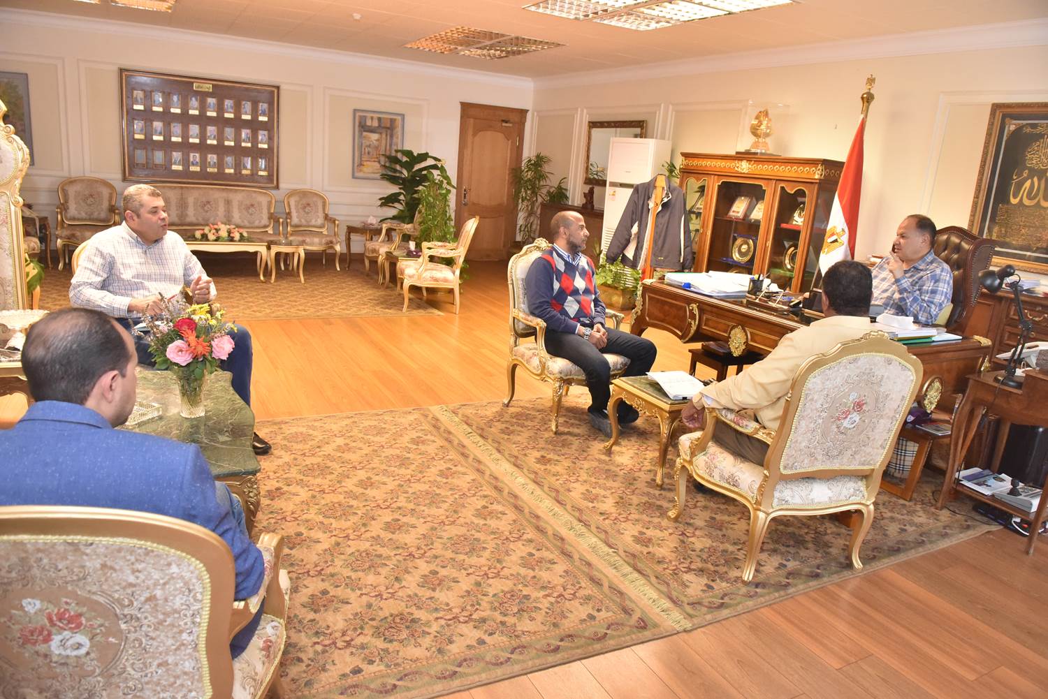 لقاء محافظ أسيوط مع وكيل وزارة التموين ورئيس الغرفة التجارية  (1)