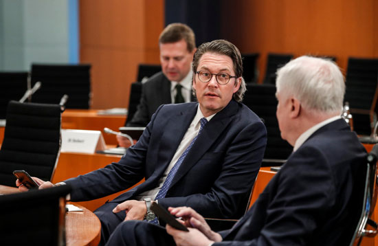 وزير-الداخلية-الألماني-هورست-سيهوفر-ووزير-النقل-أندرياس-شوير-يتحدثان-قبل-الاجتماع-الأسبوعي-لمجلس-الوزراء