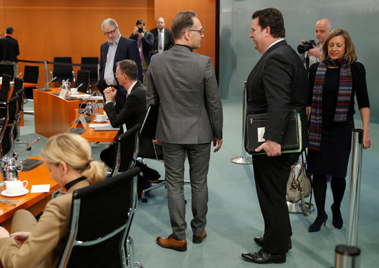 وزير-الخارجية-الألماني-هيكو-ماس-ووزير-العمل-هوبرتوس-هيل-يتحدثان-قبل-الاجتماع-الأسبوعي-لمجلس-الوزراء