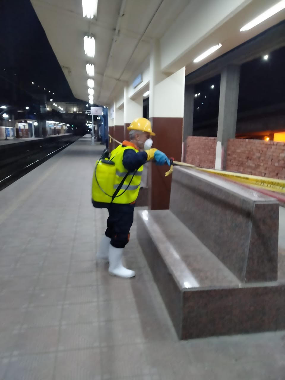 المترو يواصل أعمال تعقيم وتطهير القطارات والمحطات ضد كورونا (32)
