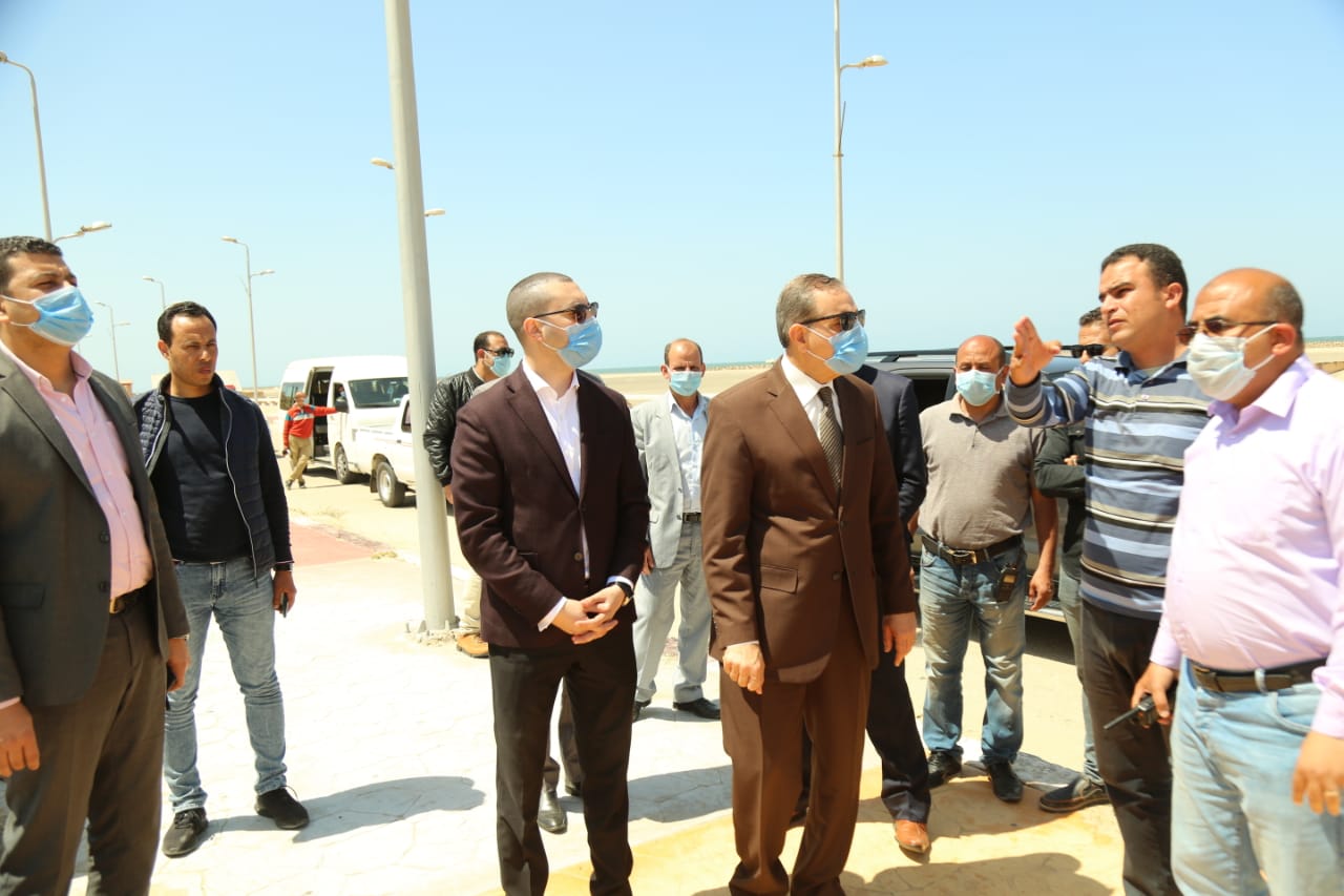 محافظ كفر الشيخ ونائبه يتفقدان غلق شواطئ مدينة بلطيم (2)
