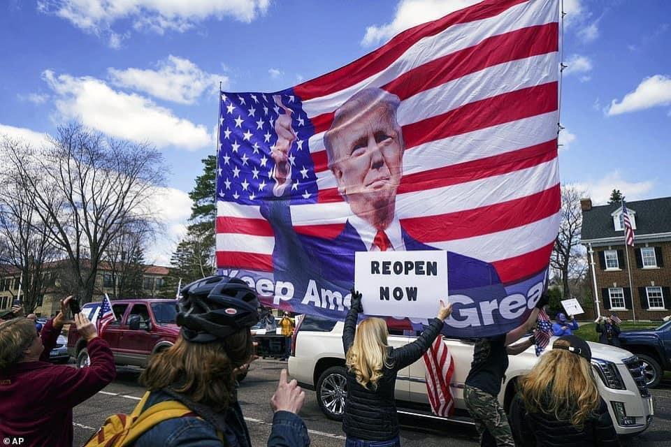 ترامب على العلم الأمريكى ولافتات إعادة فتح البلاد فى تظاهرات الأمريكيين