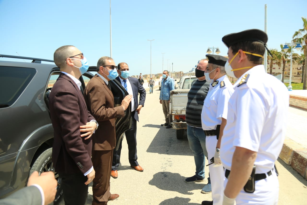 محافظ كفر الشيخ ونائبه يتفقدان غلق شواطئ مدينة بلطيم (1)