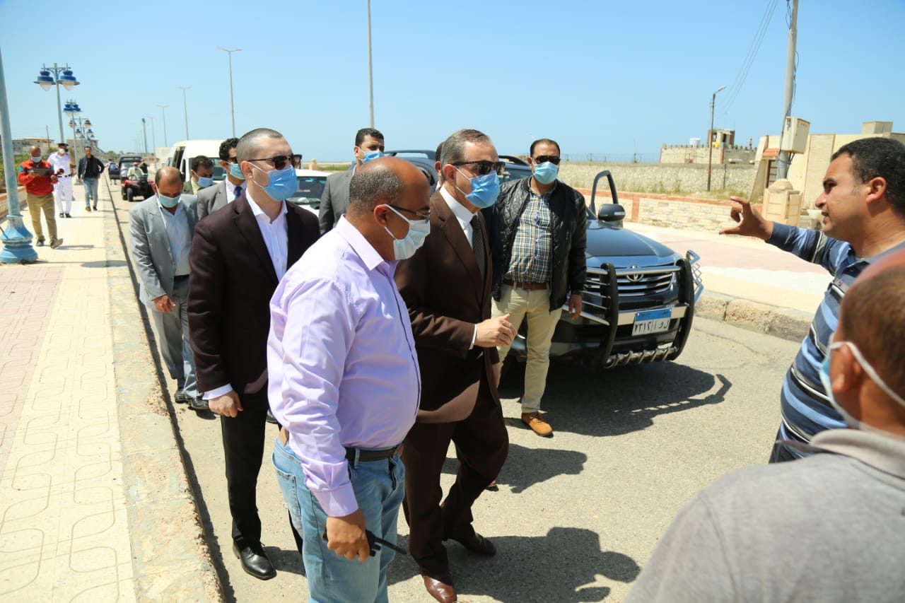 محافظ كفر الشيخ ونائبه يتفقدان غلق شواطئ مدينة بلطيم (8)