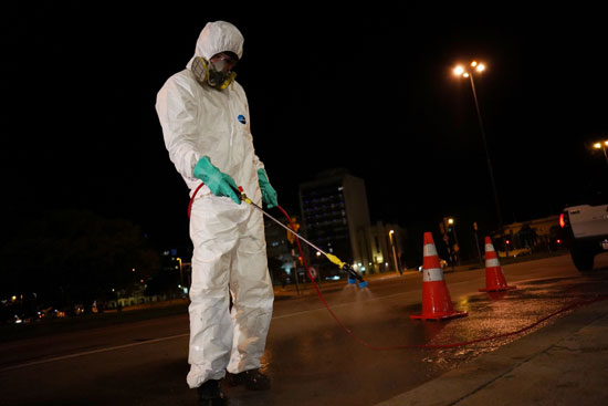 عامل البلدية يطهر شوارع العاصمة ضد فيروس كورونا