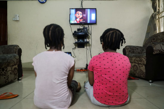 أطفال-يشاهدون-فيلم-كروتون-عن-الفيروسات-من-تصميم-مخرج-نيجيرى
