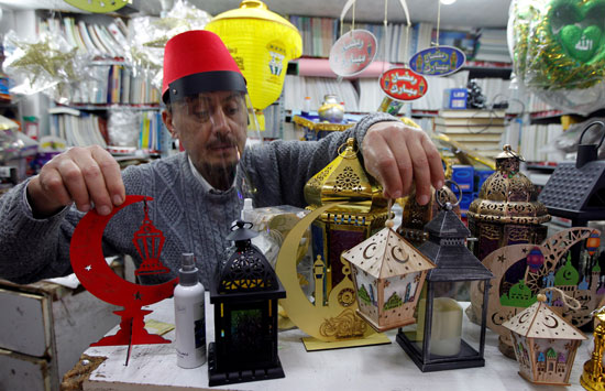 رجل-يبيع-فوانيس-رمضان-في-متجر--ببيروت