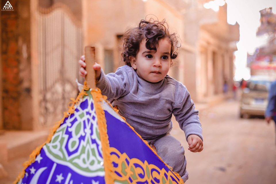 طفل مع فانوس رمضان