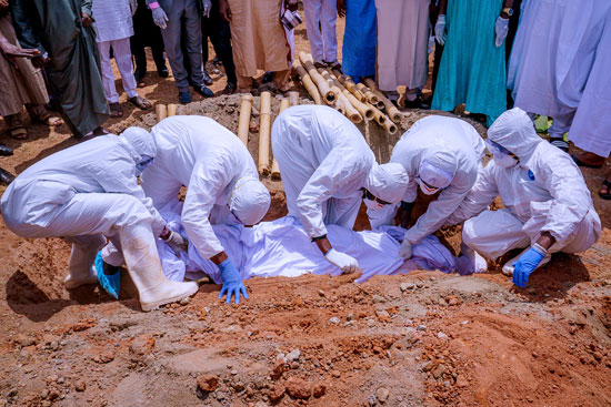 دفن جثة رئيس أركان الرئيس النيجيري الذي توفى بكورونا