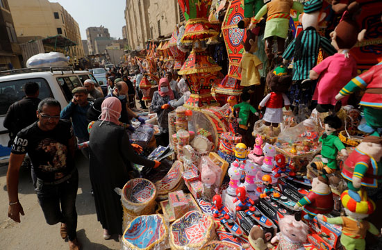 أسواق-لمنتجات-رمضان-في-شارع-الخيامية-في-القاهرة