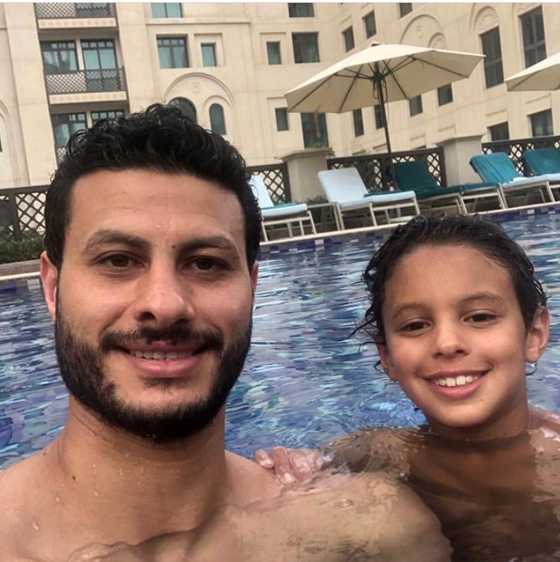 محمد الشناوي مع ابنه