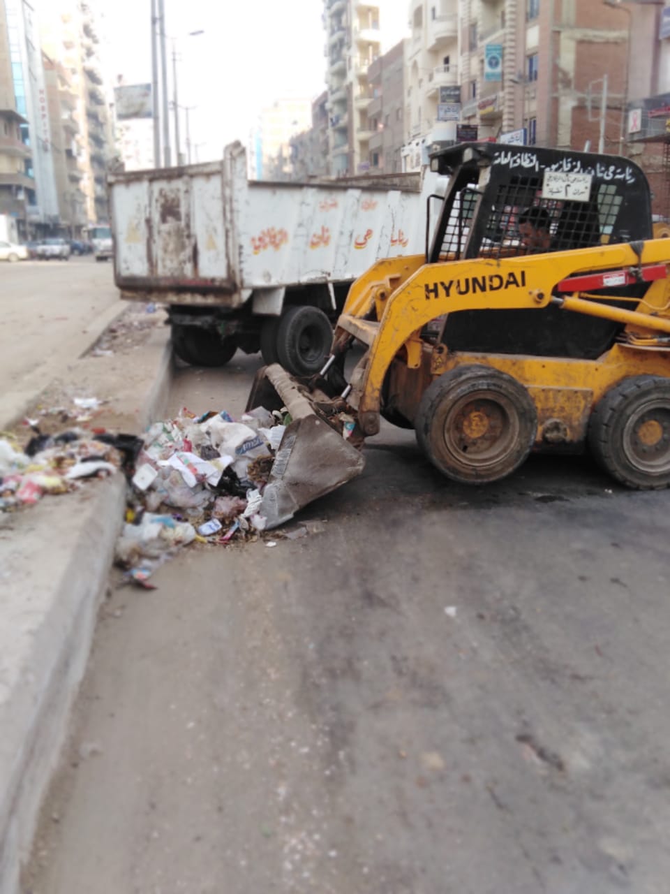 حملات مكثفة لرفع القمامة وتطهير شوارع حي ثاني  (7)
