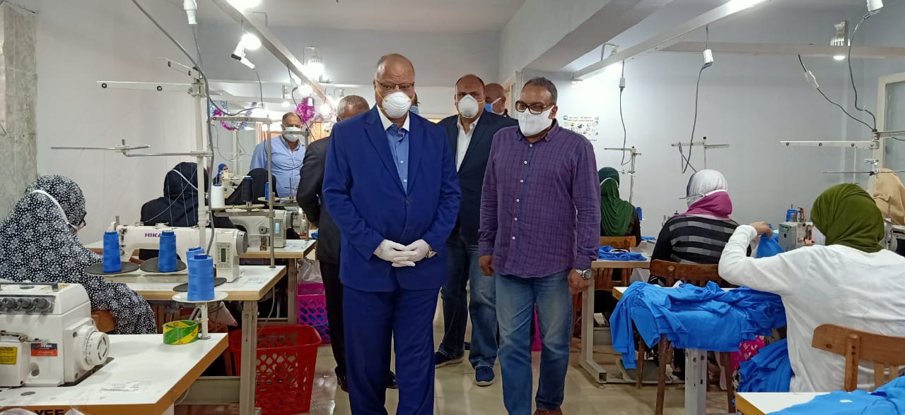 محافظ القاهرة يتفقد مصنع لتصنيع الملابس بالأسمرات (5)