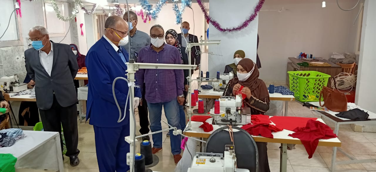 محافظ القاهرة يتفقد مصنع لتصنيع الملابس بالأسمرات (6)