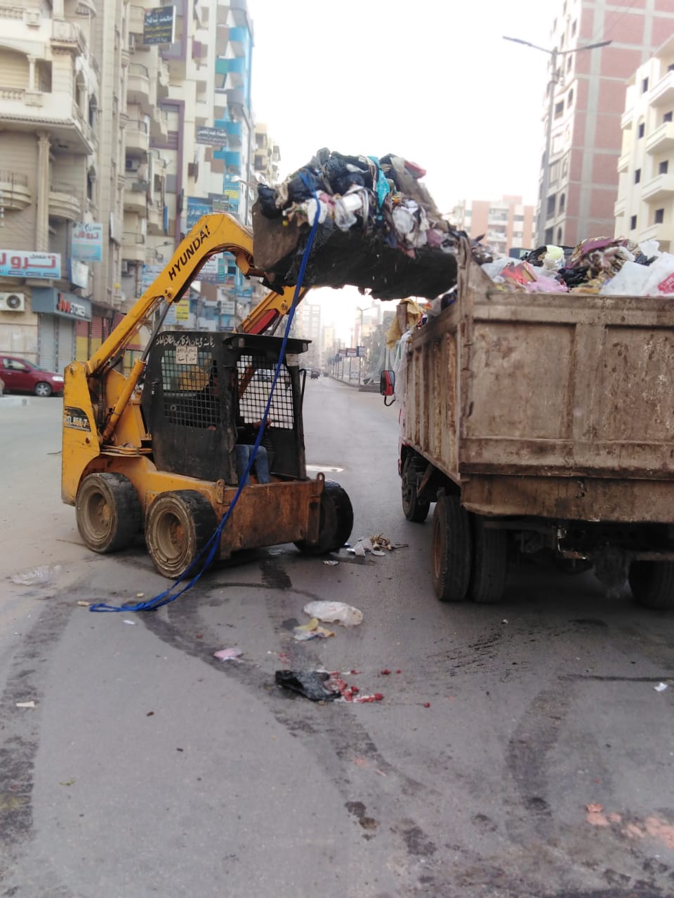حملات مكثفة لرفع القمامة وتطهير شوارع حي ثاني  (4)