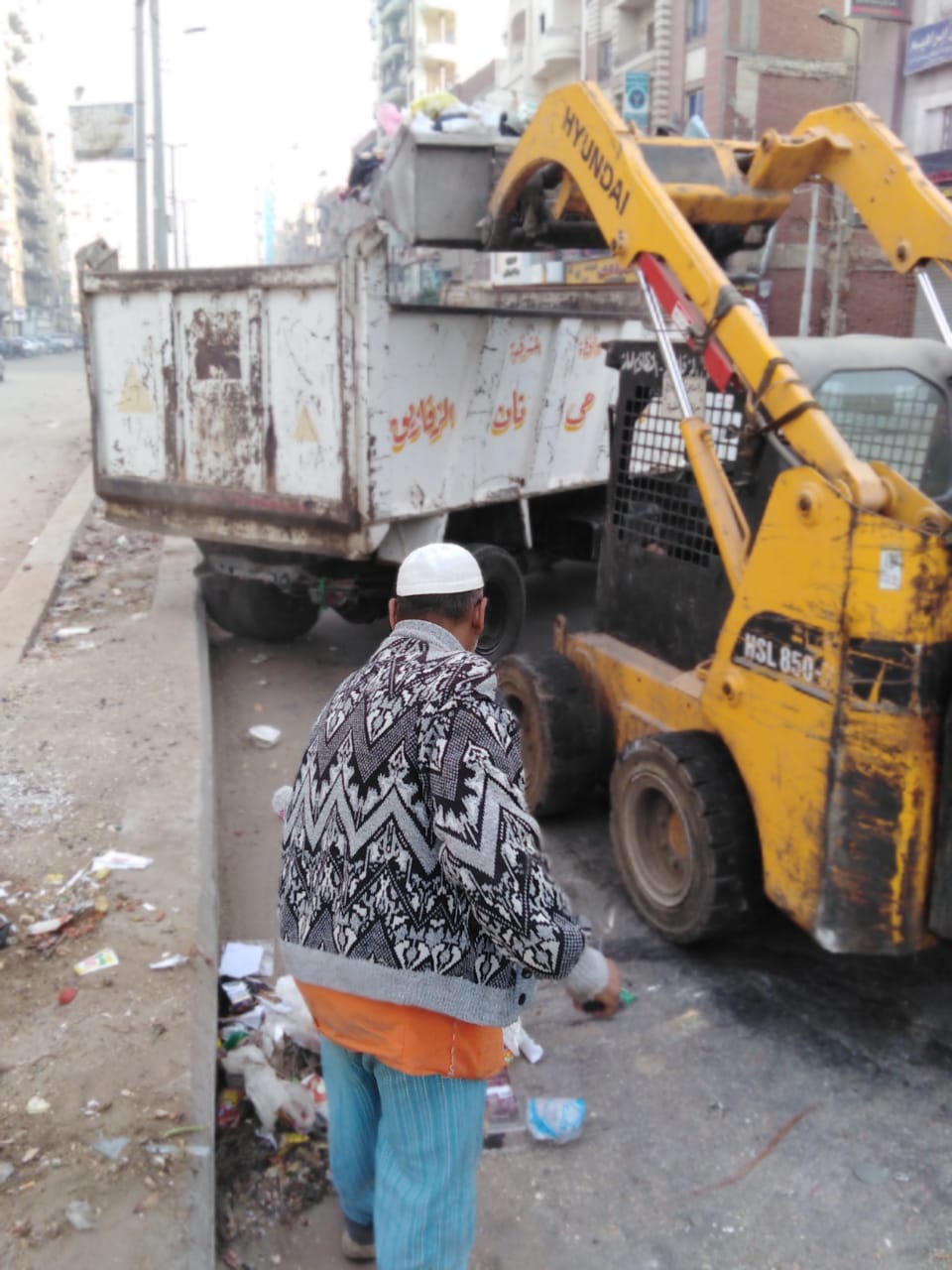 حملات مكثفة لرفع القمامة وتطهير شوارع حي ثاني  (6)