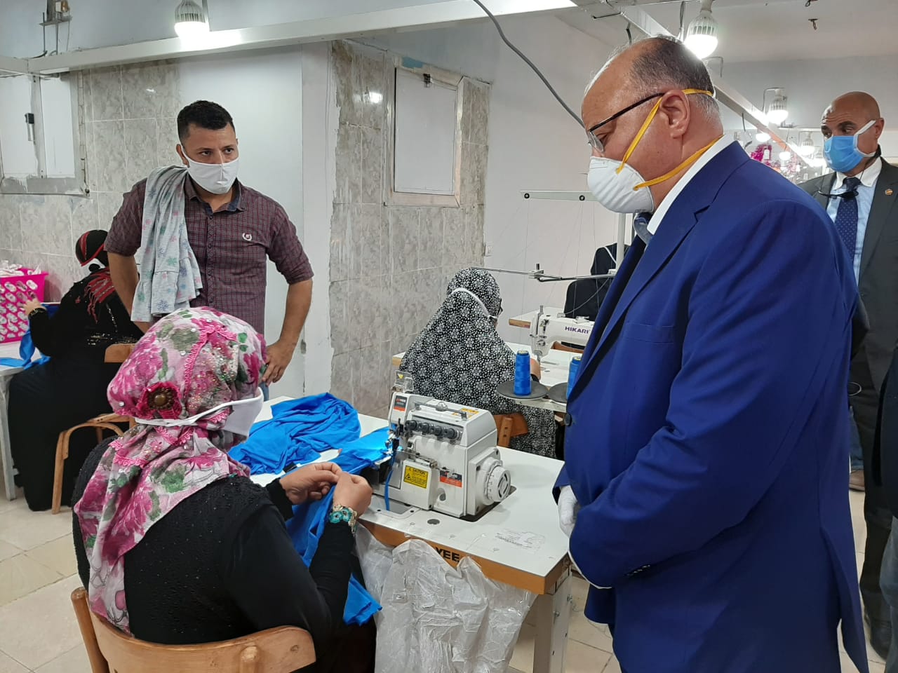 محافظ القاهرة يتفقد مصنع لتصنيع الملابس بالأسمرات (2)