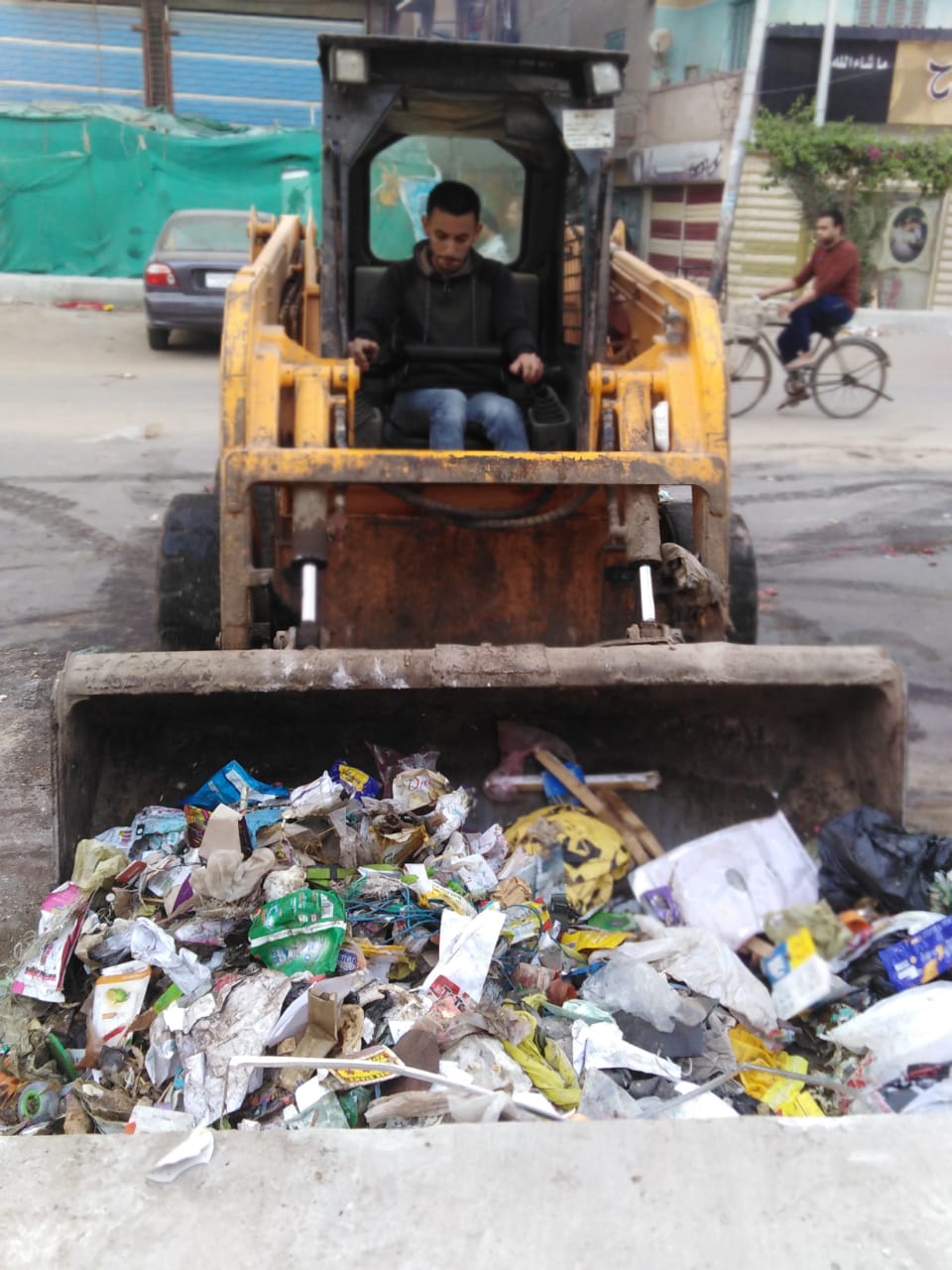 حملات مكثفة لرفع القمامة وتطهير شوارع حي ثاني  (3)