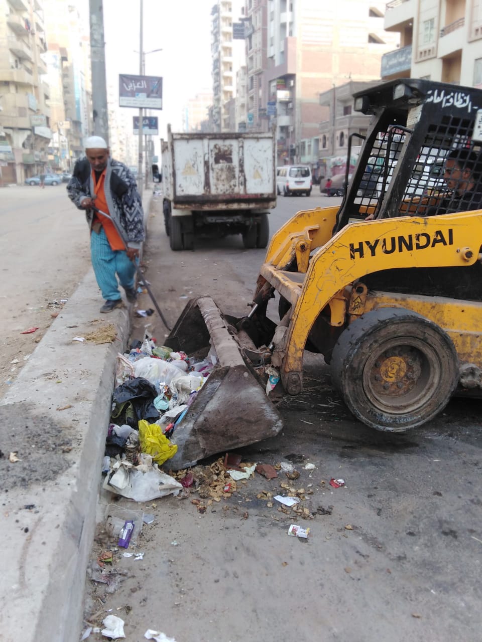 حملات مكثفة لرفع القمامة وتطهير شوارع حي ثاني  (5)