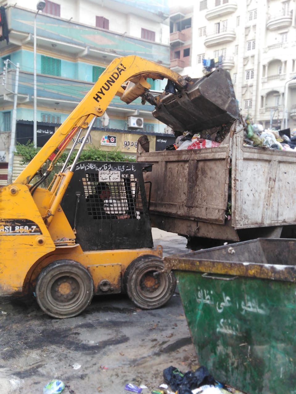 حملات مكثفة لرفع القمامة وتطهير شوارع حي ثاني  (1)