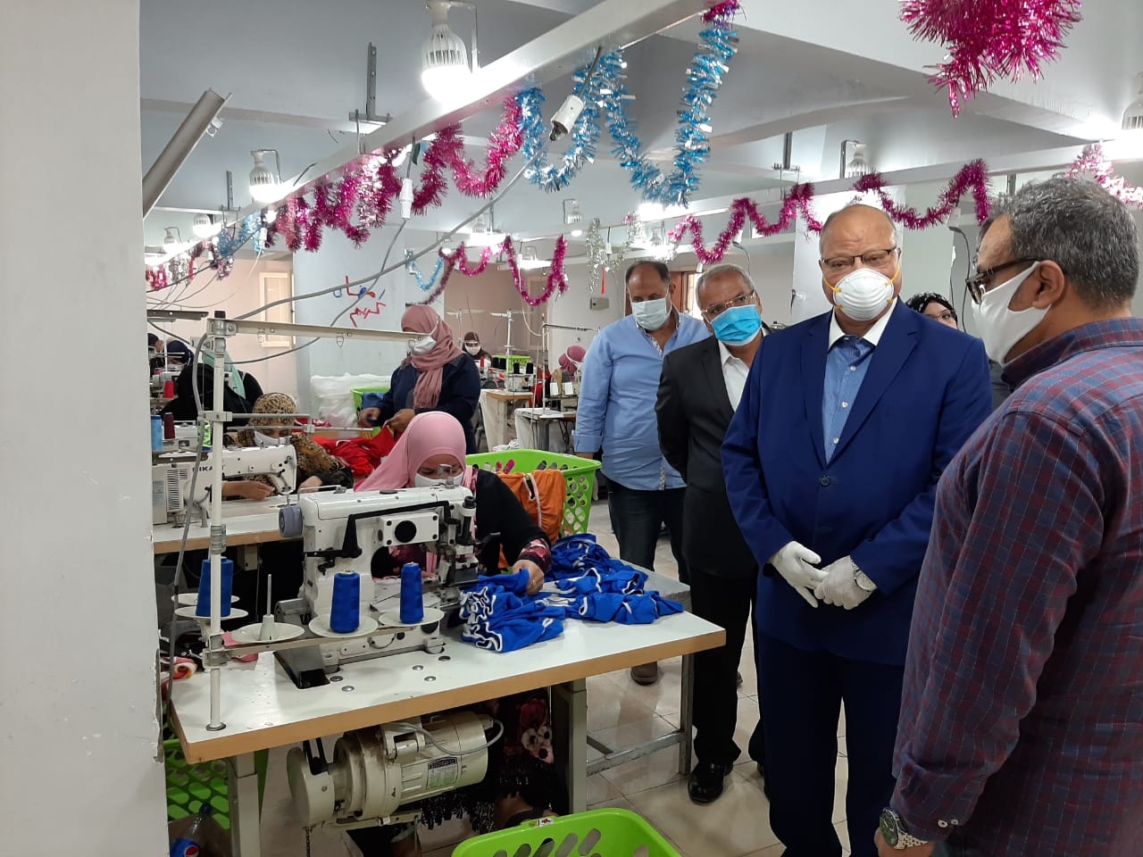 محافظ القاهرة يتفقد مصنع لتصنيع الملابس بالأسمرات (1)